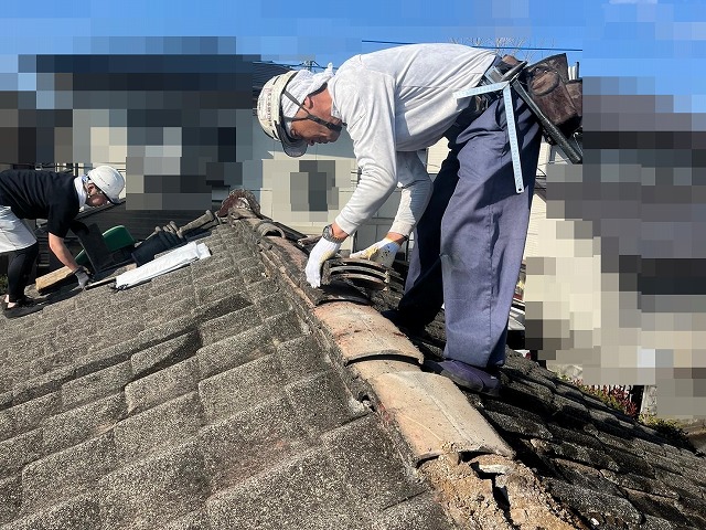 甲府市で雨漏れ屋根葺き替え！塗装・漆喰と３種類の屋根並行工事